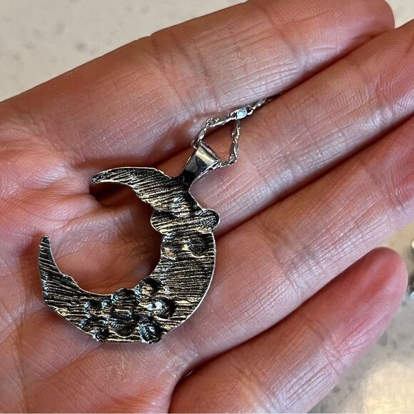 Vintage Style Carved Moon Floral Pendant Necklace - Picture 5 of 9